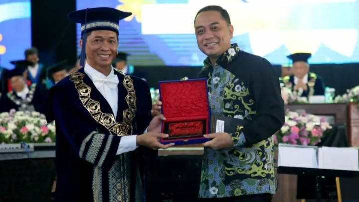 Cahyadi menerima penghargaan dari Institut Teknologi Sepuluh Nopember (ITS)