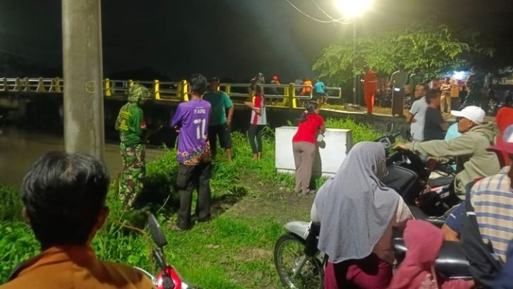 Pencarian korban balita yang viral di vidio, awalnya bermain air hujan dan balita jatuh keselokan